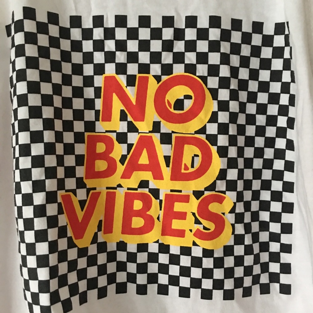 NO BAD VIBES CROP TOP - Picture 5 of 7